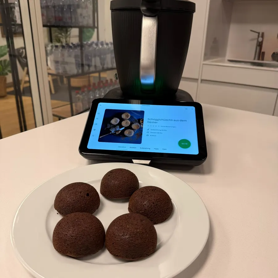 Frisch gebackene Schoggichüechli auf einem Teller vor dem Thermomix® TM7