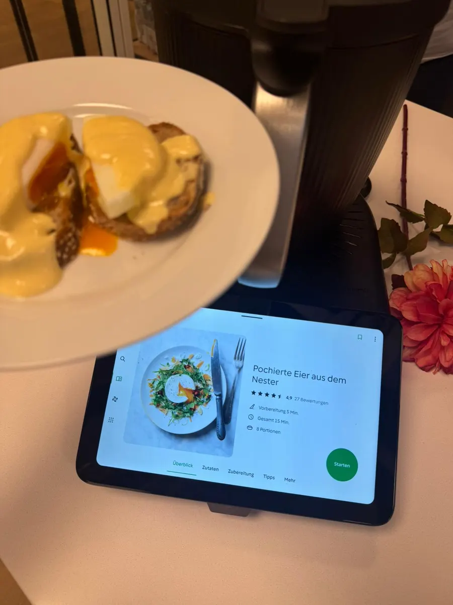 Pochierte Eier mit Sauce Hollandaise auf Brot, im Hintergrund der Thermomix® TM7