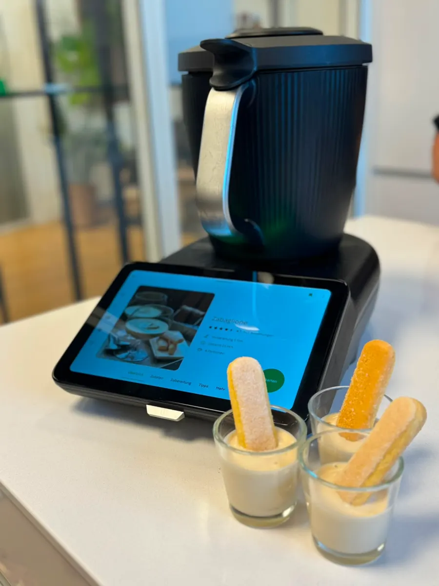 Zabaglione-Dessert im Glas mit Löffelbiskuits vor dem Thermomix® TM7