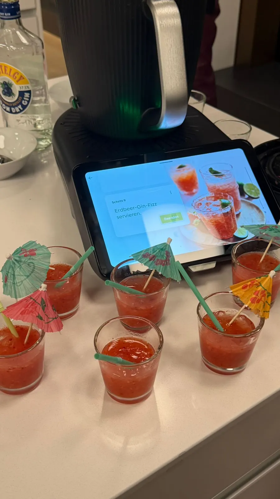 Erdbeer-Gin-Fizz in Gläsern mit Schirmchen vor dem Thermomix® TM7 an einem Apéro