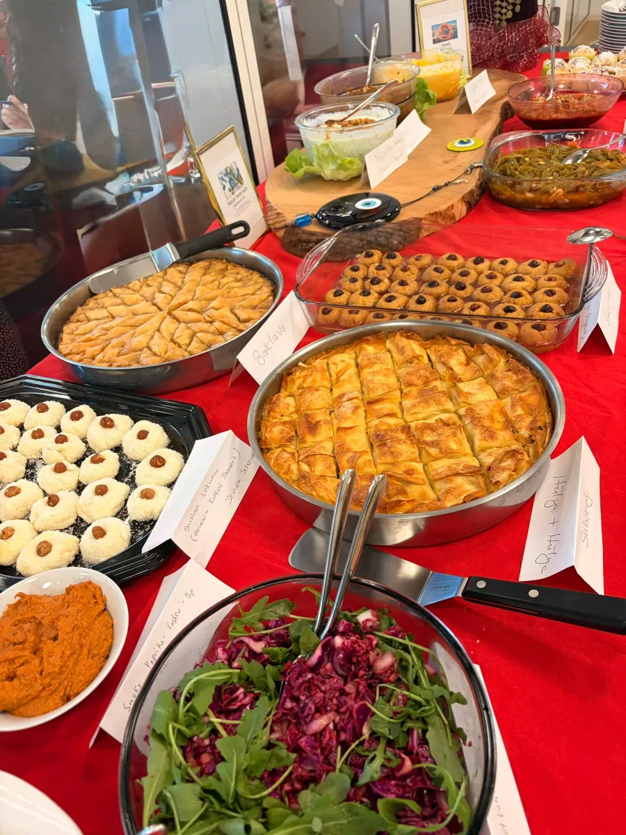 Reich gedecktes Buffet mit Baklava, Börek und Salaten an einem Thermomix® Kochevent