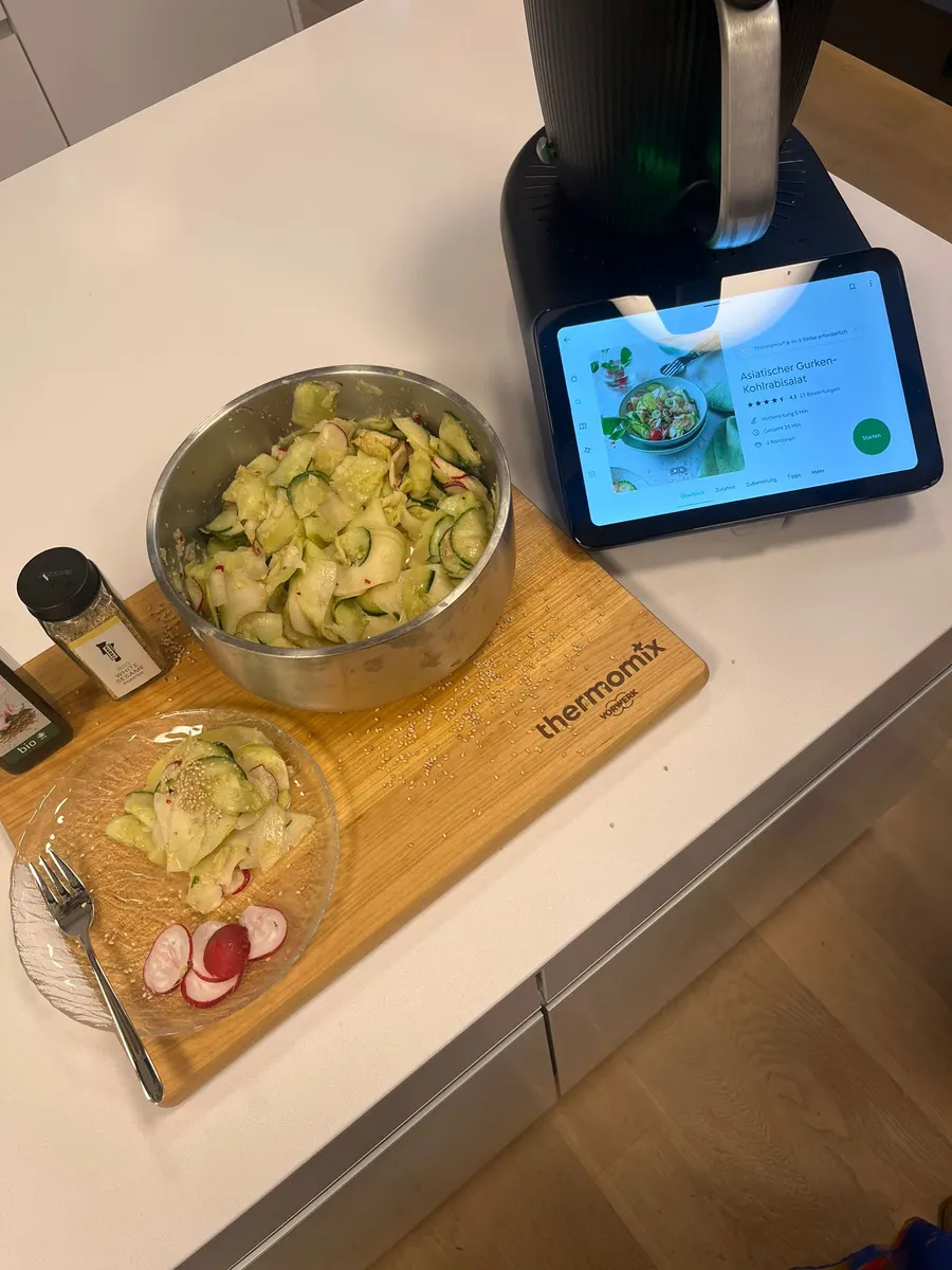 Frisch zubereiteter Gurken-Kohlrabi-Salat neben dem Thermomix® TM7 auf der Arbeitsfläche