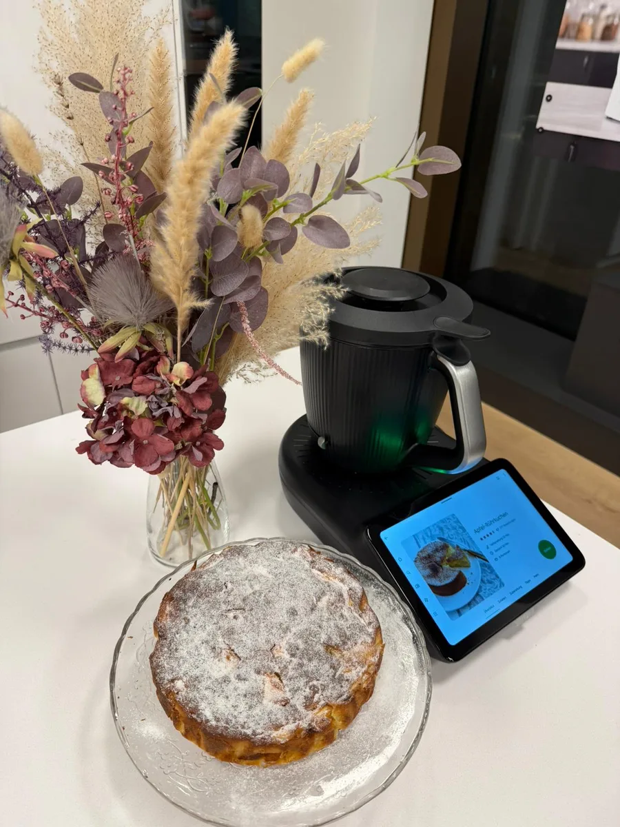Thermomix® TM7 mit frisch gebackenem Apfelkuchen in Silvijas Küche im Raum Zürich