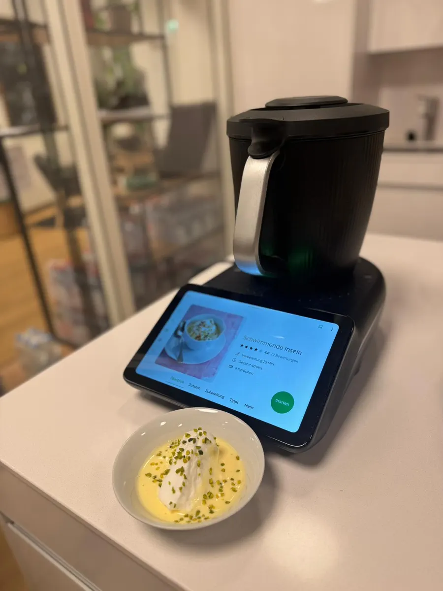 Dessert Schwimmende Inseln mit Pistazien neben dem Thermomix® TM7