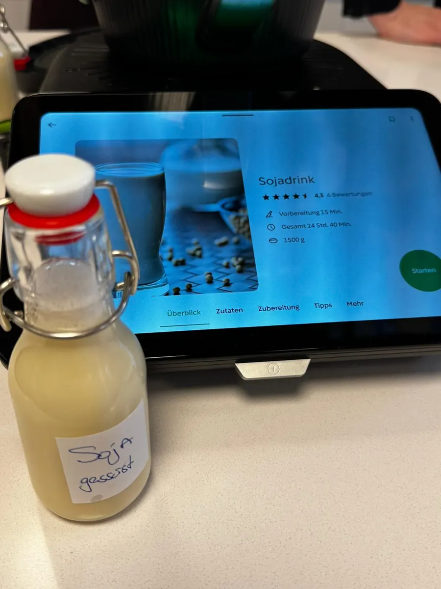 Selbst gemachter Sojadrink in einer Bügelflasche vor dem Thermomix® TM7 mit Rezeptanzeige